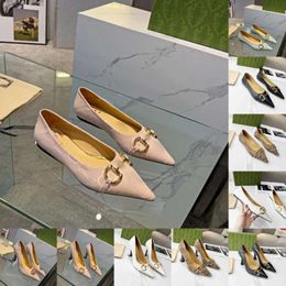 2023 Zapatos de mujer de la marca del diseñador Toos puntiagudos de tacones bajos Sandalias Mujeres Fashion Luxurious Rivet Dress Cause Dress Mujer Elegante Talones gruesos Tamaño del zapato 35-42 Withbox