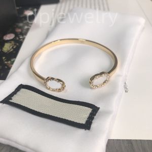 2023 Bracelets de charme de créateur insert rose Crystal Fashion Luxury Simple Versatile Copper Bracelet Cadeaux pour les femmes 11