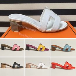 2023 Diseñador Chypre Zapatillas Mujer Sandalias de cuero Hombres Señoras Chanclas Verano Playa Zapatillas planas S sexy tacones altos con caja 35-42 B2