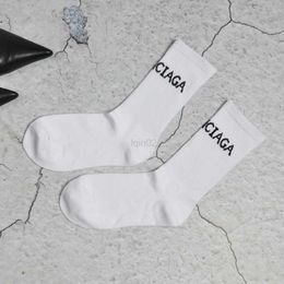 2023 Diseñador de calcetines para cartas de color novedad Harajuku Men Mujeres Mujeres Skate Street Calcetín informal A1
