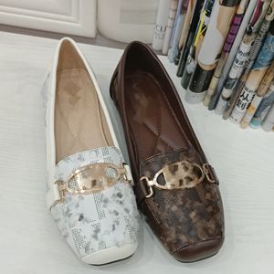 2023 Designer Kleding Schoenen Leer Metalen Gesp M K Ballet Flats Dans Mode Dames Canvas Jacquard Sneakers MICH Kor Loafer Bootschoen Lady Fisherman Mule