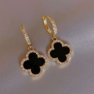 2023 Boucles d'oreilles de créateurs Boucle d'oreille de trèfle à quatre feuilles pour femmes senior classique petites boucles d'oreilles de vent parfumées New Clover Ear Ring 18k Gold Light Luxury Flash Mens good11