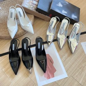 2023 Designer Fashion Femmes Robe Chaussures Cuir Triangle Logo Été Pointu Talon Mince Après Tête Vide Chaussures À Talons Hauts Antidérapantes BbN