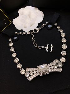 2023 Designer pour les femmes Pendentif Colliers de luxe en forme de coeur perle Choker or Collier lettre ccity classique bijoux 43