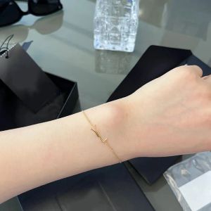 2023 Designer Gold Classic Letter Fashion Fashion Womens Chain Bracelets Couple Charm Bracelet pour femmes avec boîte