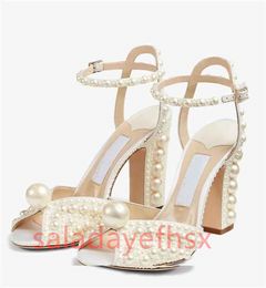 2023 Diseñador Sandalias de tacón alto Elegante vestido de novia nupcial Zapatos Sacora Lady Moda Sandalia Perlas Cuero Marcas de lujo Tacones Mujeres Fiesta de fiesta Holida