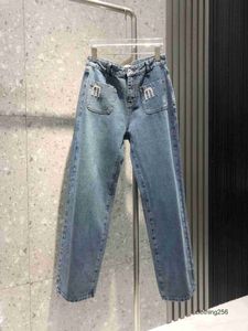 2023 Designer jeans femmes nouveau mi-taille droite joker jeans feuille de lotus pantalon jambe mode lettre décoration loisirs