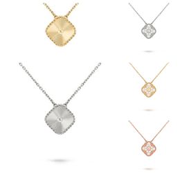 2023 Bijoux de créateurs Collier de luxe Chaîne Pendan Mode Collier laser papillon pour femmes Saint Valentin Cadeau Collier de trèfle de fiançailles 5A sans boîte