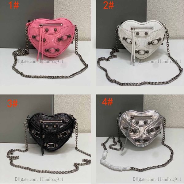 2023 Diseñador Le Cagole Bolsos de hombro en forma de corazón Cuero de becerro brillante Estilo de motocicleta Bolsas cruzadas Hardware plateado Remache Hand211v