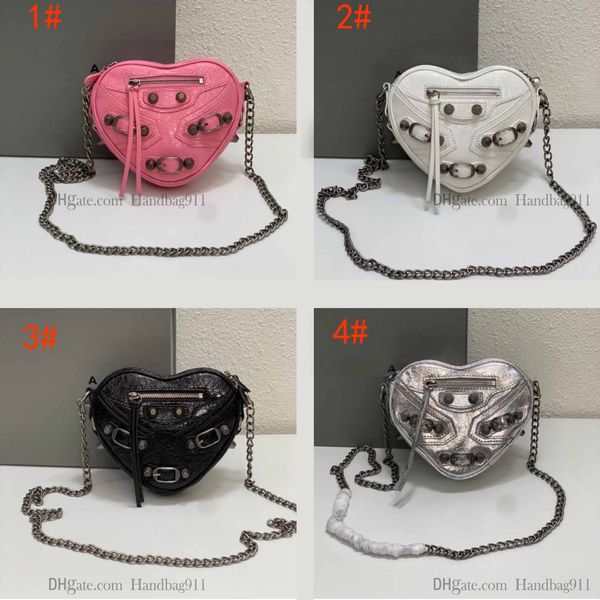 2023 Diseñador Le Cagole Bolsos de hombro en forma de corazón Cuero de becerro brillante Estilo de motocicleta Bolsos cruzados Herrajes plateados Bolsos con remaches Bolso de regalo para el día de San Valentín