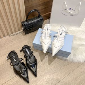 2023 Designer Luxuries Fashion dames sandalen driehoek Logo leer puntig einde plat sandalen slippers strand slipper trouwschoenen kleding schoenen zomer wit zwart