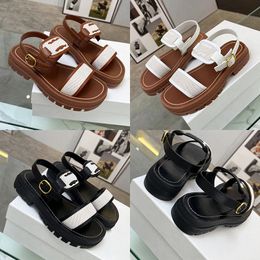 2023 designer luxe Klassieke Romeinse gesp bandjes sandalen dames echt leer Metalen gespen slippers dame Outdoor strand platform platte sport Casual sandaal schoenen