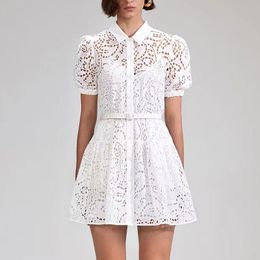 2023 Designer Robes De Luxe Broderie Évider Pur Blanc A-ligne Dentelle Manches Bulles Taille Enveloppé Chemise Robe pour Femmes robe d'été