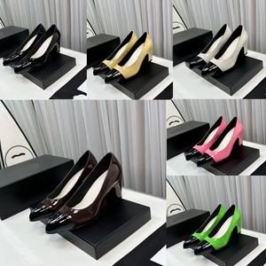 2023 designer di lusso Sandali con tacco a punta moda donna Pelle verniciata Nero / bianco / verde / marrone chiaro / rosa / Passerella giallo pallido Sandali comodi da donna Scarpe con tacco grosso