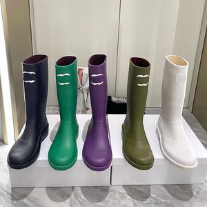 2023 Diseñador de lujo Color puro Zapatos de lluvia Botas para mujer Diseño de letras Adorno de metal Alfombrilla de cuero Alfombrilla antideslizante para exteriores Moda para mujer Zapatos cómodos de tacón bajo Tamaños