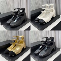 2023 Designer luxe ronde teen hiel sandalen klassieke mode dames echt lederen zwart/wit/gouden metalen buckle enkelband decoratie sandaal dame vierkante hakken schoenen
