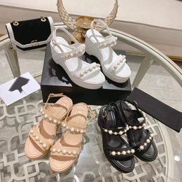 2023 Designer Luxury Square Tête Tête Sandales Femme Tempérament en cuir Blanc Blanc Rose un mot Boucle Chaussures Lédy