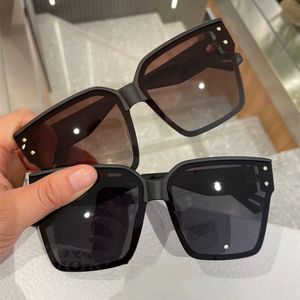 2023 Designer Market Vente Chaude Nouveau Modèle En Forme De Papillon Apparence Plein Cadre PC Matériel Gris Clair Et Noir Sensation Haut De Gamme Lunettes De Soleil De Haute Qualité Pour Les Femmes