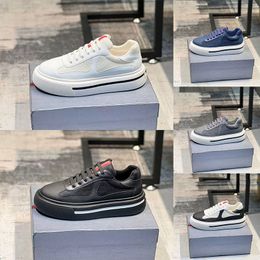 2023 Designer Men Casual Shoes Re-Nylon Shiny Leather Sports Sneakers White Black Grey Platform Shoe Zapatillas de deporte para hombre Outdoor Sneaker