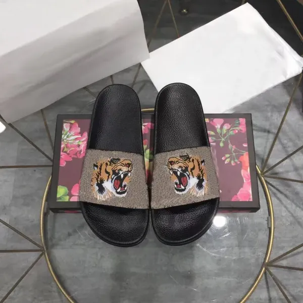 2023 Designer Hommes Femmes Pantoufles Diapositives En Caoutchouc Sandale Plat Blooms Strawberry Tiger Bees Vert Rouge Blanc Chaussures Plage En Plein Air Fleur Flip Flops