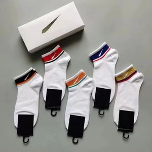 2023 Designer Hommes Femmes Chaussettes Cinq Marques Luxurys Sports Chaussette Hiver Net Lettre Tricot Chaussette Coton avec Boîte