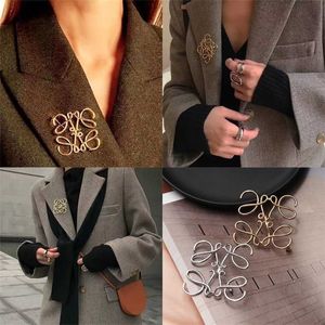 Broche geométrico simple de estilo elegante para mujer, broche de alta gama con personalidad lujosa, traje, abrigo, pin, novedad de 2023