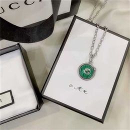 2023 Designer Nieuwe mode -sieraden Zhigujia 925 Silver Peacock Green Double Snake Necklace, Men's and Women's Sweater Chain