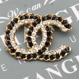 2023 Designer New Fashion nouvelle atmosphère de luxe français double-C incrusté de diamants faits à la main en cuir Broche accessoires polyvalents créatifs