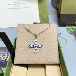 2023 Designer New Jewelry Collier Croix Pendentif Double couleur bleu blanc jaune noir motif émail hommes et femmes couple collier