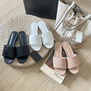 2023 Designer Parijs geruite gewatteerde slippers borduursels C Schoenen zomer nieuwe camellia dubbele platte strandreizen bad topkwaliteit sliders beroemde sandalen vrouwelijk