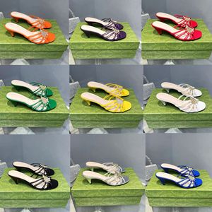 2023 Designer pure kleur kristal versieringen Slides slippers G familie Vrouwen Luxe lederen brief geklets outdoor Hoge hak Sandalen dame sexy Stiletto hakken