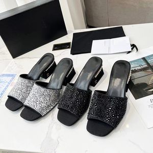 2023 Designer Pure kleur Vierkante kop Slides slippers Dames Luxe 100% leer Parel bovenwerk outdoor Hoge hakken Sandalen dame sexy ondiepe mond slipper schoenen maat 35-42