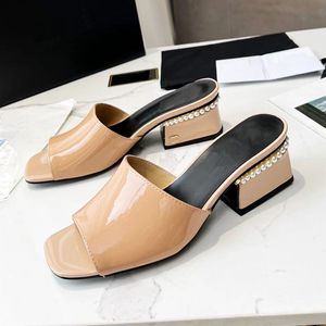 2023 Designer Pure Color Square Head Slides Slippers Women Luxe leer Pearl ornament Outdoor High Heels Sandals Ladys Sexy ondiepe mond Slipper schoenen Maat 35-41