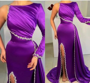 2023 Designer Purple Mermaid Prom Dresses Eén schouder Gesalde zijsplaraat applique satijn op maat gemaakte lange mouwen avondjurk formele ocn slijtage vestidos plus maat 403