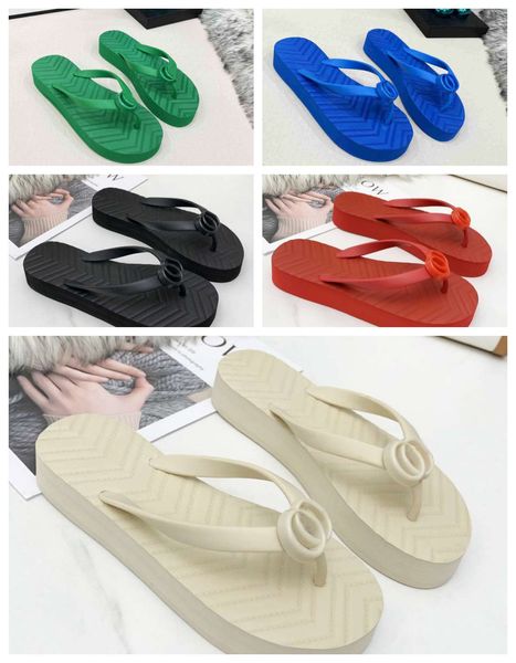 2023 Sandalias de diseñador Sandalias antideslizantes Verano Nuevo estilo Chanclas Pies Clip Goma Punta plana Clip Zapatillas de mujer Zapatillas de fondo grueso Zapatos para interiores y exteriores.