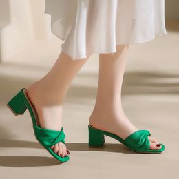2023 sandalias de diseñador para mujer toboganes al aire libre Punta cuadrada tacón alto granate dama tacones niñas zapatillas de interior tamaño 35-42