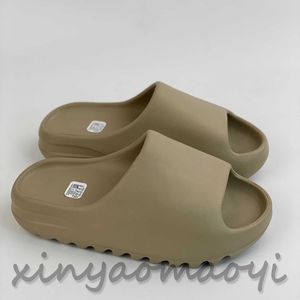 2023 Designer Slides Pantoufles Chaussures de sport Célébrités Même style Bottillons de combinaison Tendance à la mode Couple est modèle Slide Sandal