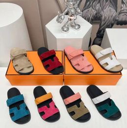 2023 Designer slippers klassieke platte lederen bad strand tweede oom sandalen glijbanen zandschoenen vrouw slipper luxe zomer dame cartoon big head dia groot