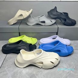 2023 concepteur pantoufles mousse coureurs hommes femme curseur Runr diapositives chaussure plate-forme pantoufles été sandales plage en plein air
