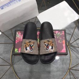 2023 Designer Slippers Men Femmes Chaussures Animal Print Splipper Rubber Sole Sodal Font en trois dimensions Sandales int￩rieures Couple de couple