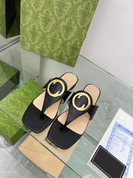 2023 Zapatillas de diseñador Mujeres de lujo Sandalias de cuero genuino Verano Zapatilla plana Logotipo de metal Piel de oveja Moda Zapatos de playa 35-42 con caja