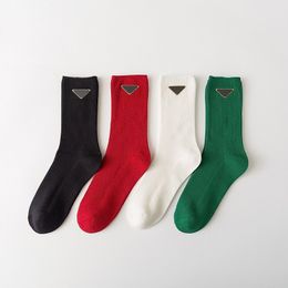 2023 Chaussettes de créateurs de luxe Hommes Femmes Coton Sock Classic P Lettre Confortable Mode Flash Mouvement Styles de bas à choisir
