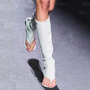 2023 diseñador Primavera Verano Moda Mujer Tanga de tacón bajo sobre la rodilla Bota de vaquero para mujer Punta abierta Diseño elástico Estiramiento Napatine botas hasta la rodilla Chanclas