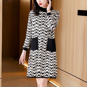 2023 Designer rayé pulls robe bureau dame à manches longues doux chaud graphique pull tricoté robe automne hiver femmes o-cou mince sortir vacances midi robes