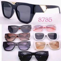 2023 Lunettes de soleil de créateurs Classic Eyeglass Goggle Outdoor Beach Sun Sunes For Man Woman Mix Color Facultatif Triangular Signature 255T