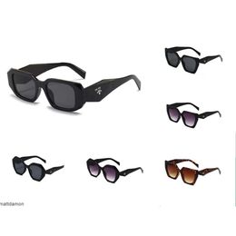 2023 Designer zonnebrillen klassieke bril bril bril buiten strand zonnebril voor man vrouw mix kleur optionele driehoekige handtekening met originele doos
