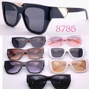 2023 Lunettes de soleil de créateurs Classic Eyeglass Goggle Outdoor Beach Sun Sunes For Man Woman Mix Color Facultatif Triangular Signature 3031