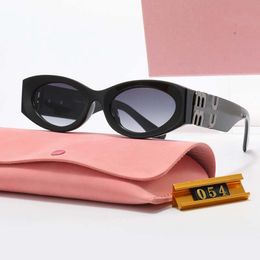 2023 Designer Zonnebrillen damesspiegels voor dames en heren brillen originele brillen outdoor tinten PC frame unisex 12 kleuren mode Klassieke zonnebril lunettes