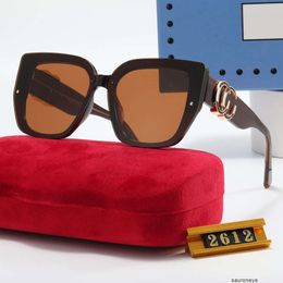 2023 Gafas de sol de diseñador Anteojos originales Sombras al aire libre Marco de PC Moda Clásico Espejos para mujeres y hombres Gafas unisex 18 colores 2024