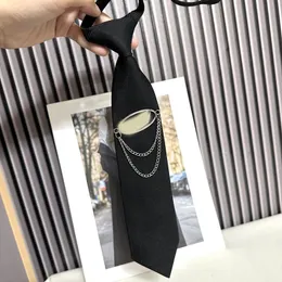 2023 Cravates de créateurs Hommes Classique Lettre Chaîne Cravate Pour Femmes Style Académie Unisexe Chemise Gratuite Alliage Polyvalent Bowtie Mode Cravate Accessoires